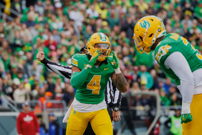 Oregon Ducks linebacker Jestin Jacobs makes a defensive call against the Washington State Cougars.